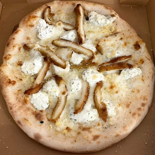 CraveN Pizza's white pizza with ricotta cheese and chicken strips in a delivery box.
